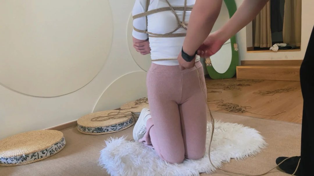 清纯小美女紧缚定拍—学生时代白月光的长相，身材出色，声音也非常好听的小姐姐，美的特别自然-6