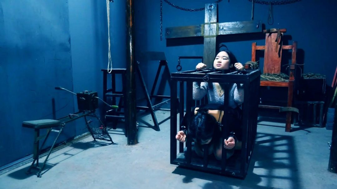 定拍转公映《塑料姐妹》第3集 闺蜜被吊缚起来以后用皮鞭狠狠抽打闺蜜-9