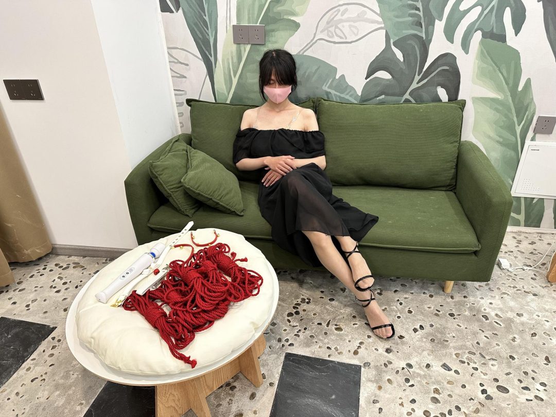 艳美小妈情动用绳子折磨自己 被隔壁领居偷窥后入室捆绑-上（男娘版）-2