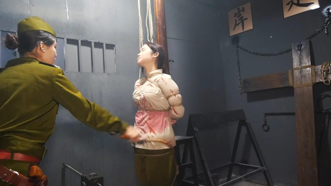 【影视级女烈大片】定拍转公映《卧底忠魂》 卧底苏晴将获取的布防图传递给接头人林溪时不慎被军统抓捕两人经历各种酷刑英勇就义-7