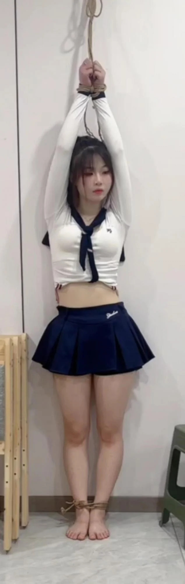 美女吊缚放置-1