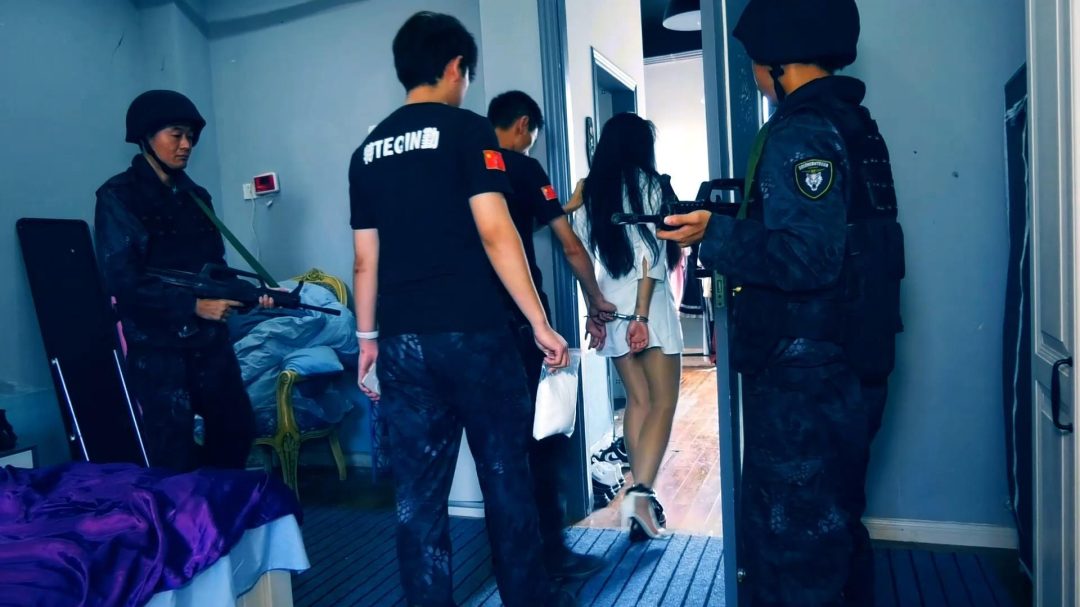定拍转公映《深渊姐妹花》上集 谢雨欣为保护 妹妹主动扛下妹妹在她房间被捕-4