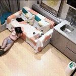 在绑匪的控制下如何教科书式的服从，浑身上下只穿内内+黑丝，把小美女虐哭后心满意足的放过了她
