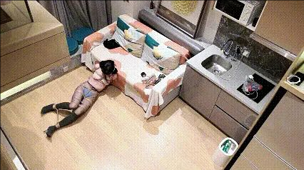 在绑匪的控制下如何教科书式的服从，浑身上下只穿内内+黑丝，把小美女虐哭后心满意足的放过了她-1
