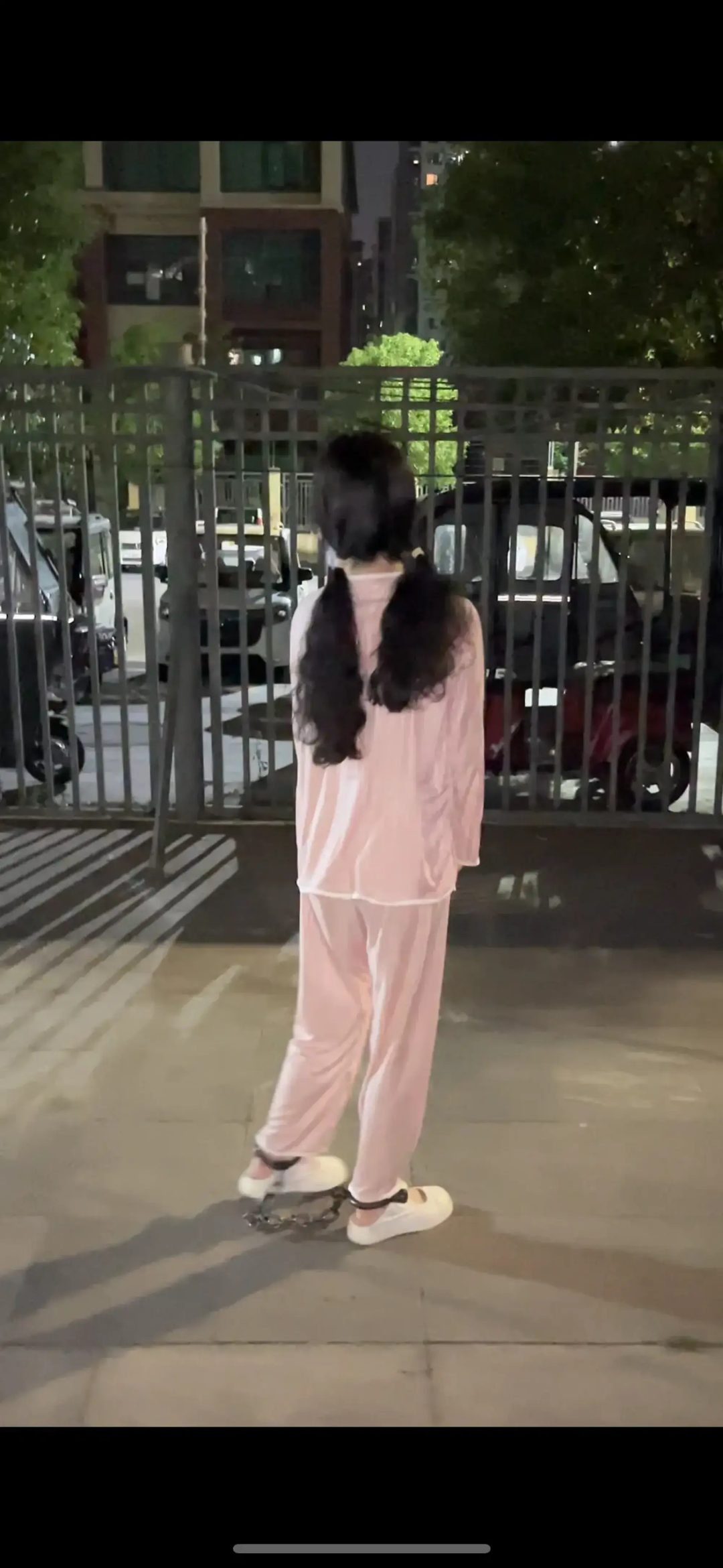 双马尾学妹深夜镣铐外出-戴脚镣出门玩-6