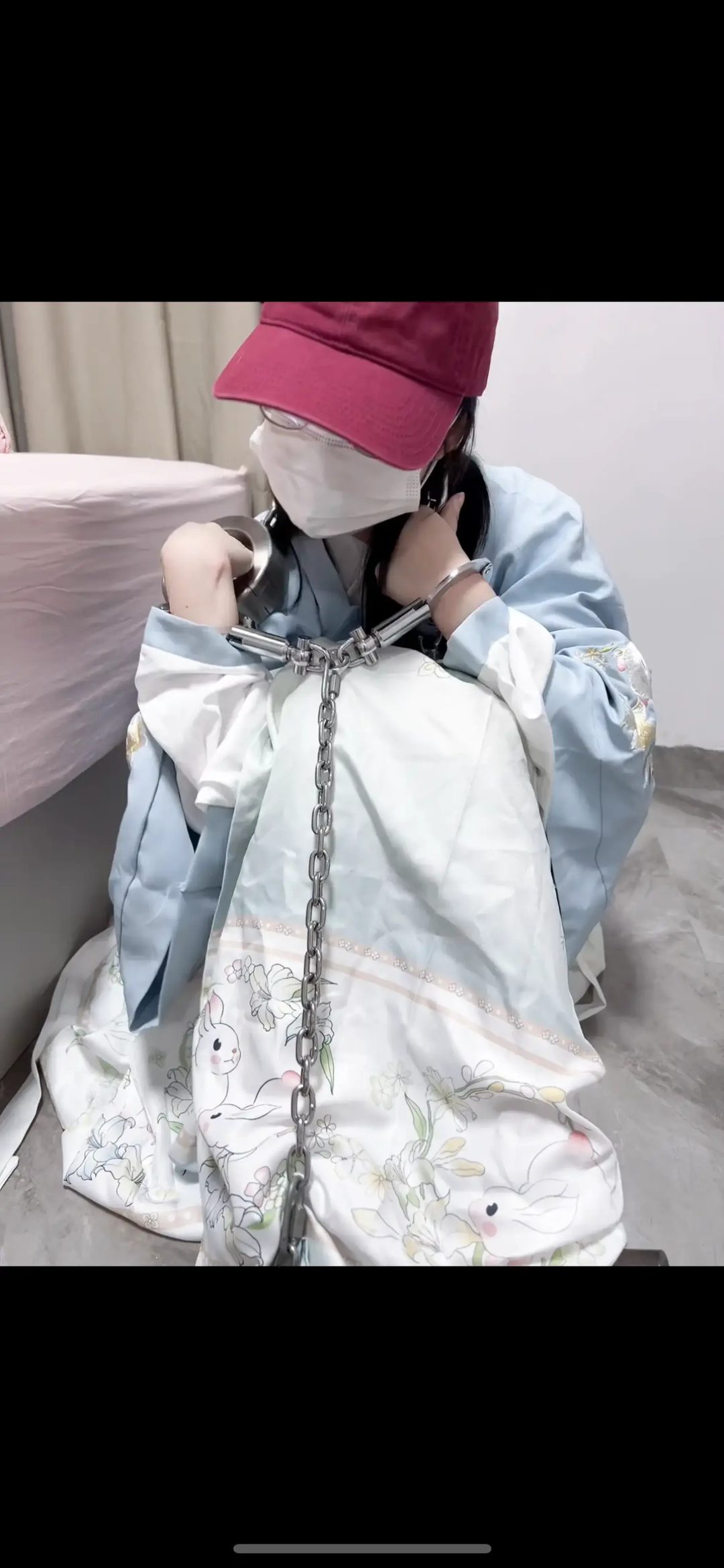 木枷与十斤重镣-严厉锁具下的女大学生-2