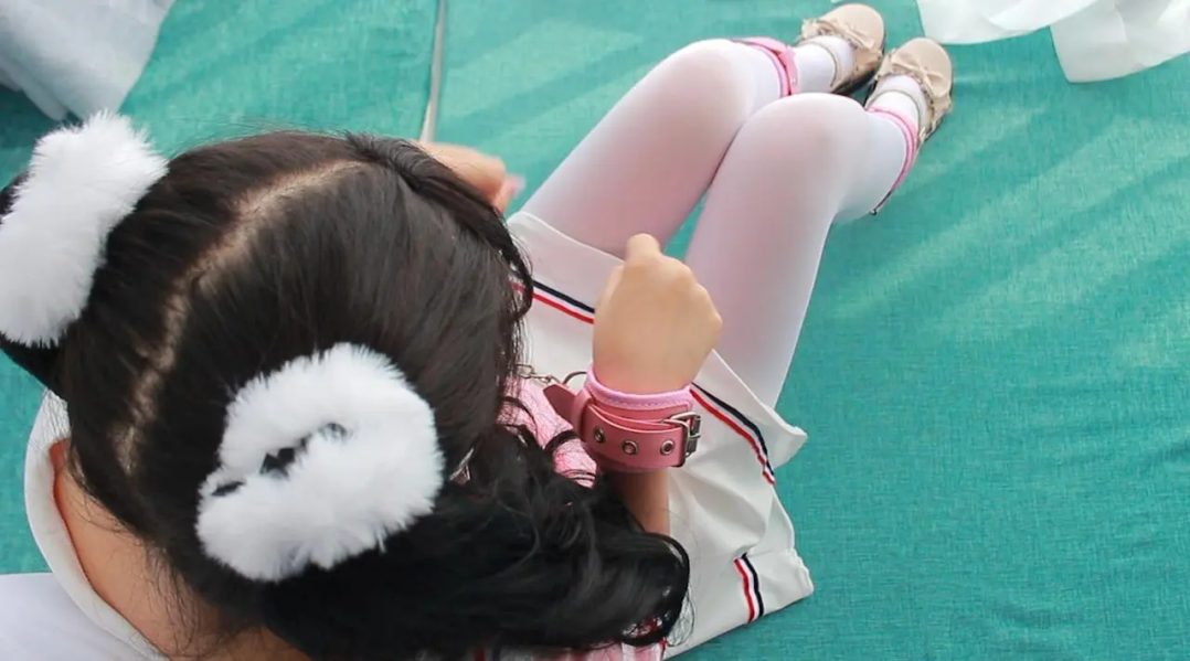 白丝双马尾调教日记开启啦，日式反绑 学生 水手服 驷马 俯卧 胸缚 手铐 高手缚 蟹缚 脚铐 脚镣 白丝 挠痒 皮鞭 眼罩 蒙眼 股绳 后手缚 打屁股-1