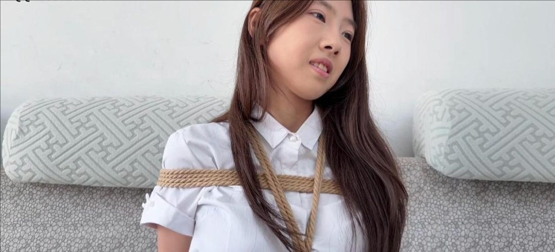 【扑克游戏】笑容看的让人心花怒放 小椰与朋友玩猜大小游戏 每输一次就要增加一道捆绑 直到最后看小椰会是什么反应-5