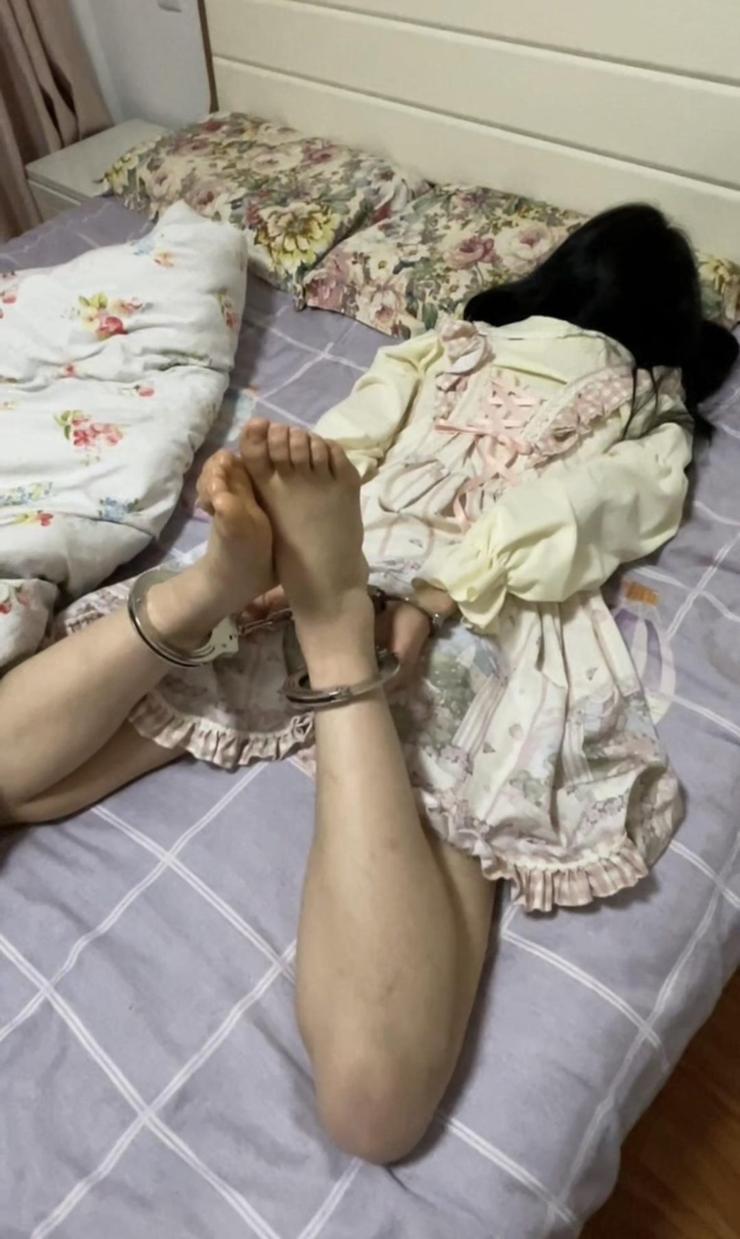 18岁女高的四天镣铐生活（9）戴脚铐远走 驷马铐睡觉-7