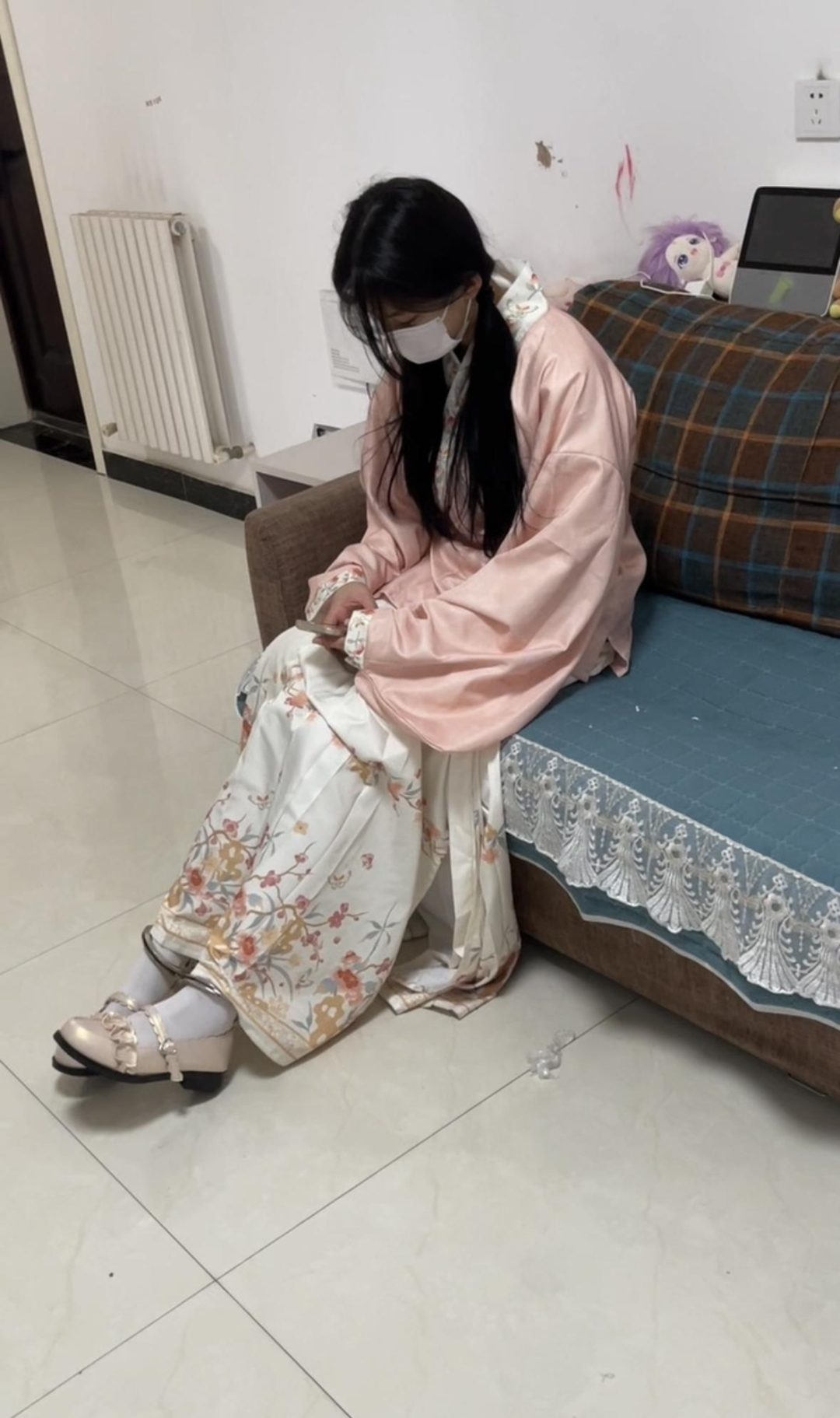 18岁女高的四天镣铐生活（9）戴脚铐远走 驷马铐睡觉-4