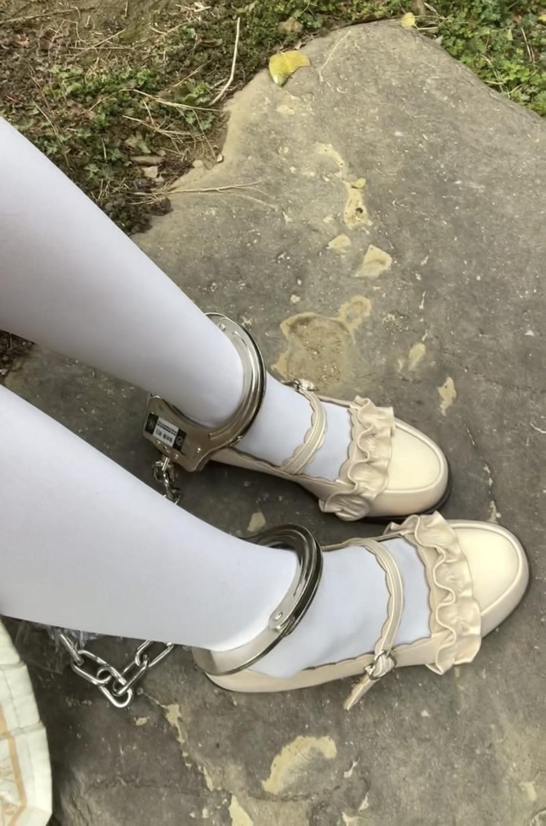 18岁女高的四天镣铐生活（9）戴脚铐远走 驷马铐睡觉-3