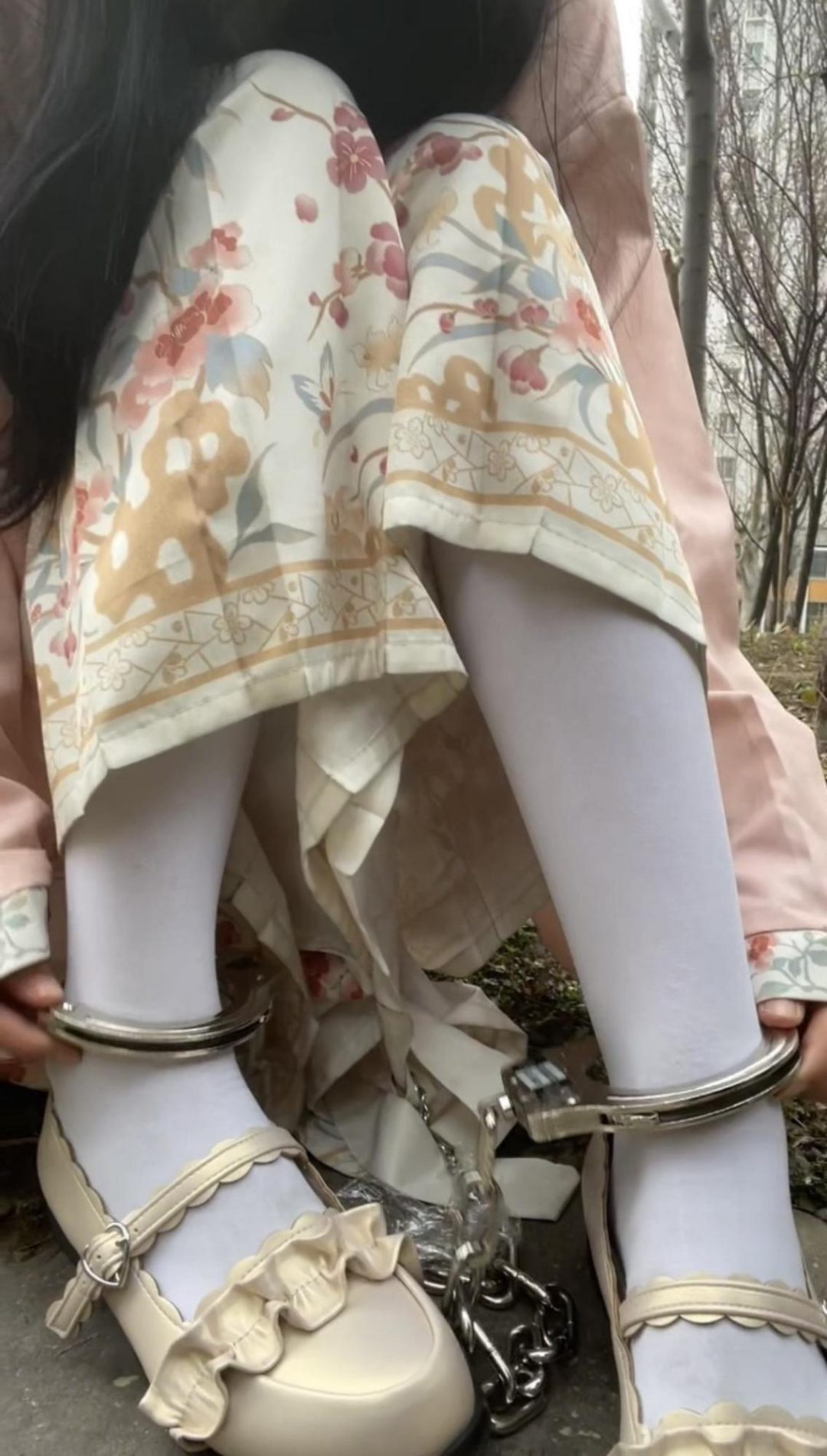 18岁女高的四天镣铐生活（9）戴脚铐远走 驷马铐睡觉-2