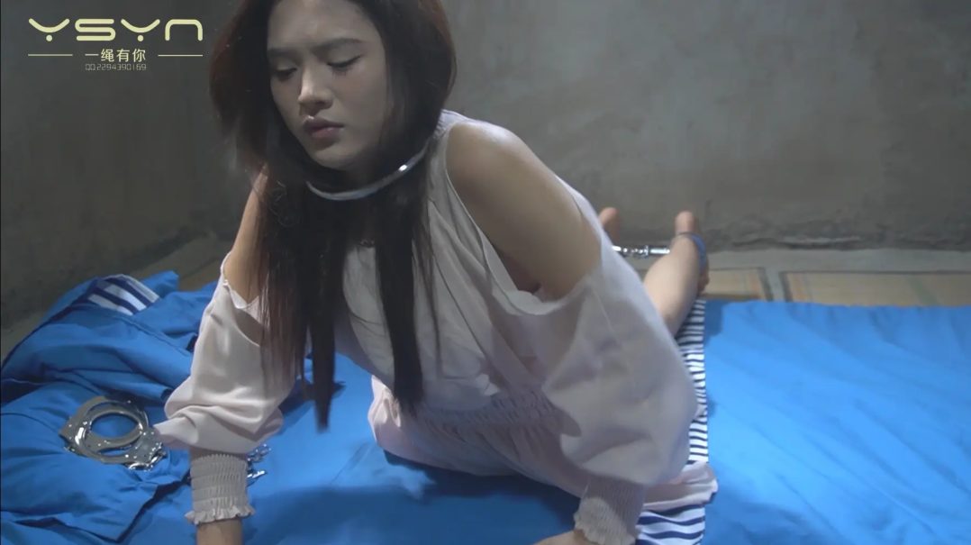 【禁锢铁羁】监房重犯柳依手脚铐铁锁工字镣加身放风辱骂看守被金属项圈驷马惩罚放置挣扎-10