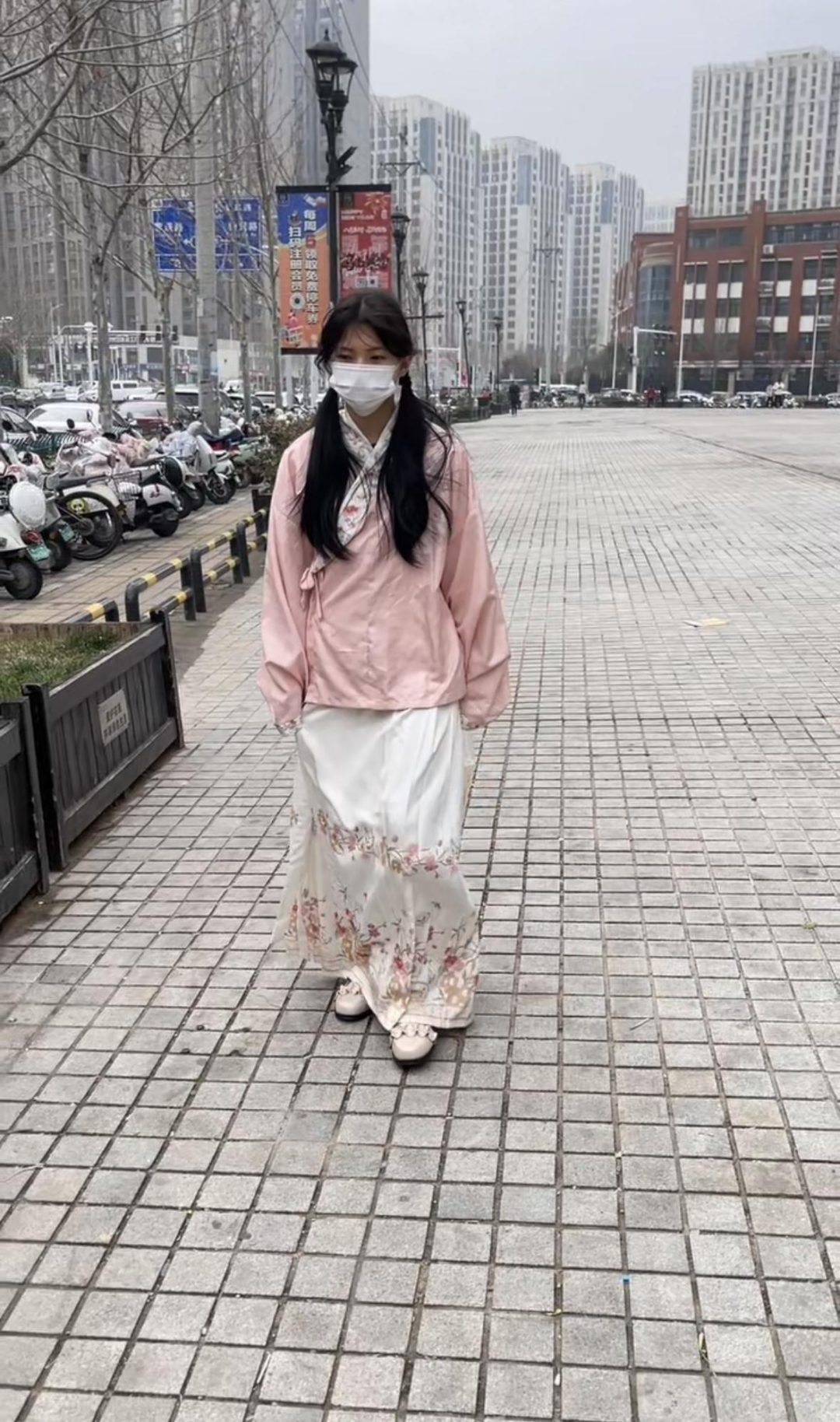 18岁女高的四天镣铐生活（8）带着脚铐在商场吃饭 走路回家-6