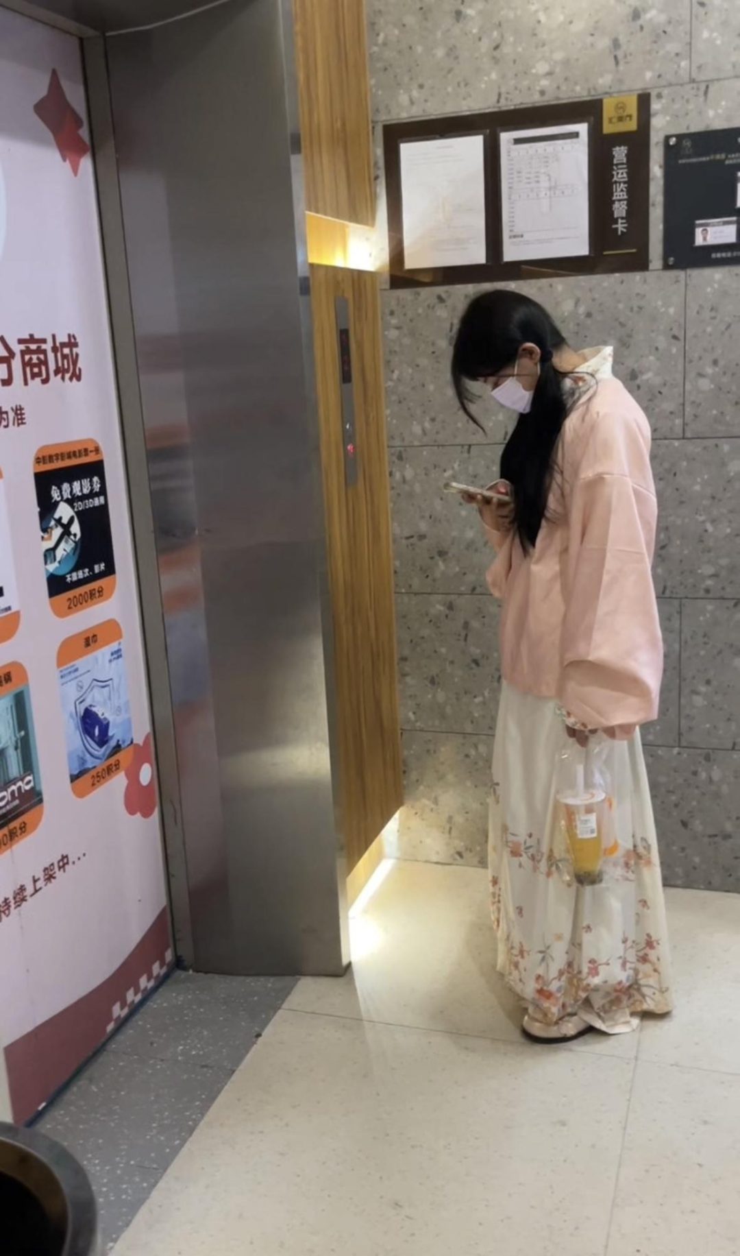 18岁女高的四天镣铐生活（8）带着脚铐在商场吃饭 走路回家-5