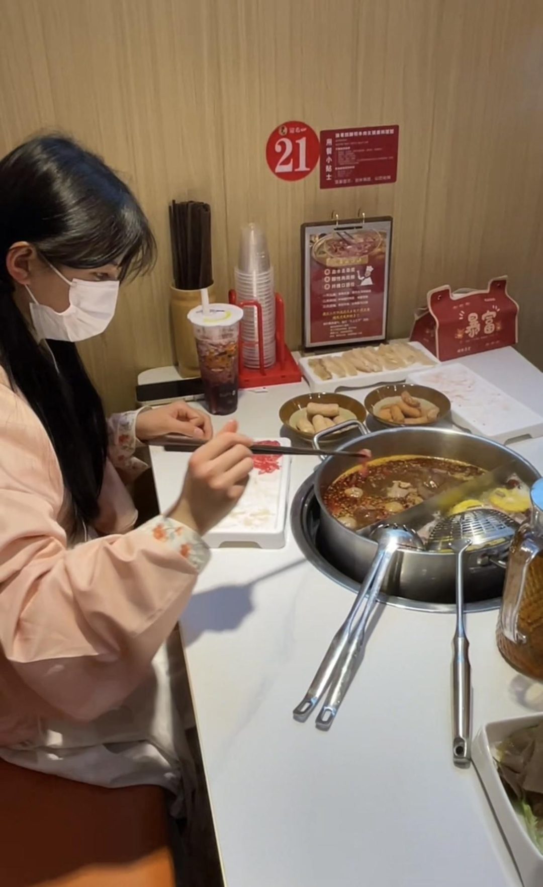18岁女高的四天镣铐生活（8）带着脚铐在商场吃饭 走路回家-4
