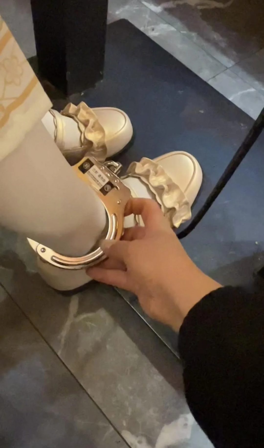 18岁女高的四天镣铐生活（8）带着脚铐在商场吃饭 走路回家-2