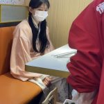 18岁女高的四天镣铐生活(8)带着脚铐在商场吃饭 走路回家