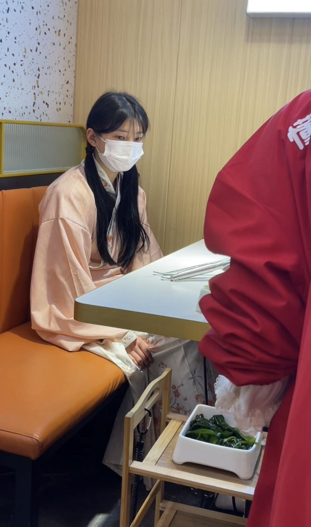 18岁女高的四天镣铐生活（8）带着脚铐在商场吃饭 走路回家-1