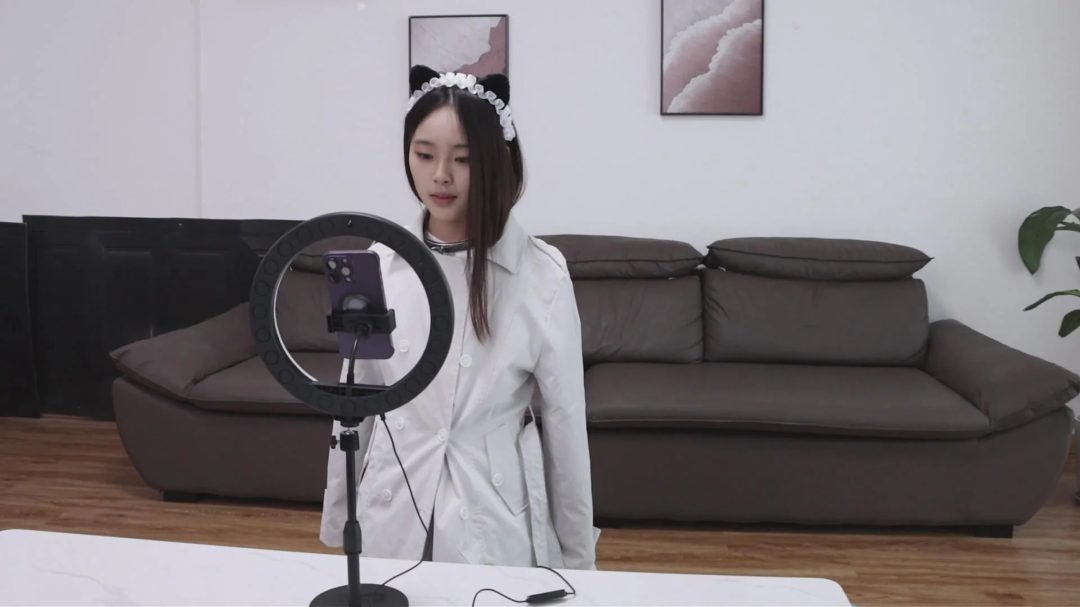 【绝美新人】【得意客定拍】《直播陷阱》清纯系绝美新人模特青辞，叼着自己的原味白袜在做直播！小家伙，你掉进陷阱了！-9
