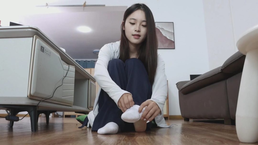 【绝美新人】【得意客定拍】《直播陷阱》清纯系绝美新人模特青辞，叼着自己的原味白袜在做直播！小家伙，你掉进陷阱了！-1