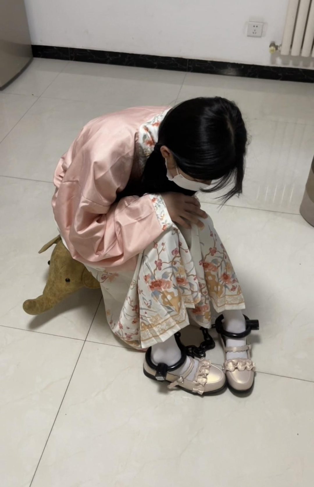 18岁女高的四天镣铐生活（1）初封脚镣，不适应的生活改变-4