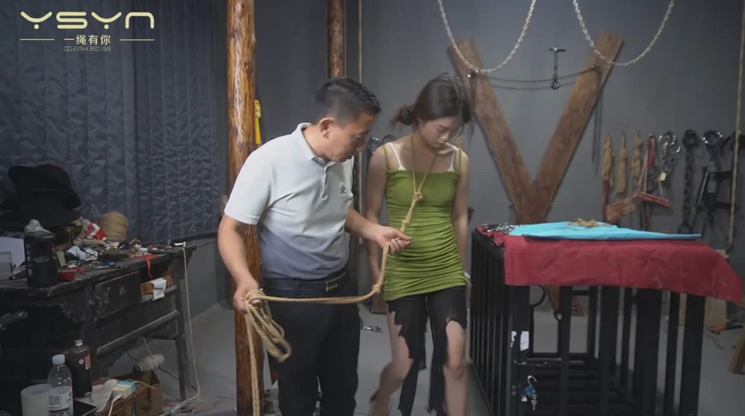 【麻袋惊魂路】小依菲路上被装麻袋双手戴上手铐吊起又捆成五花龟甲敷驷马加上各种镣铐勒嘴打刷挠脚心-9