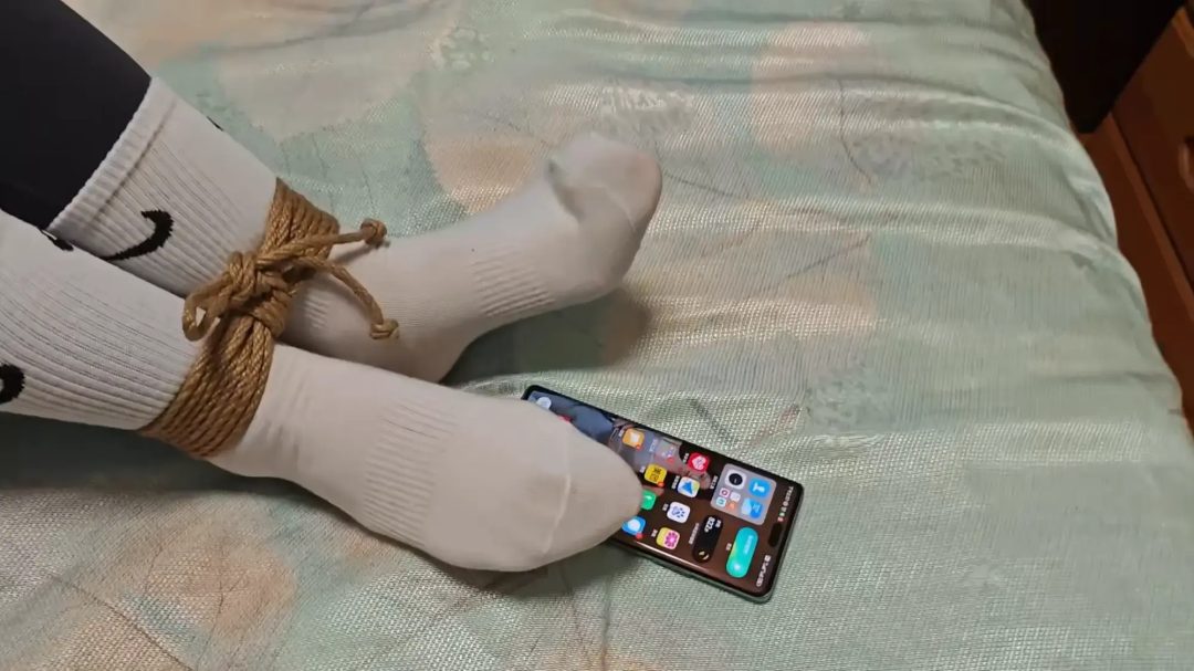 白袜瑜伽裤少女回家被绑架 揉脚 大量捆绑后白袜挣扎特写-4