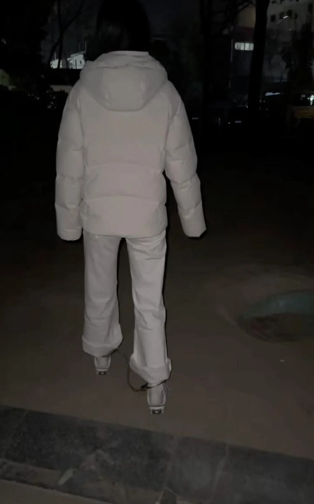 戴脚铐夜行的女孩-匡威帆布鞋和不断收紧的脚铐-8