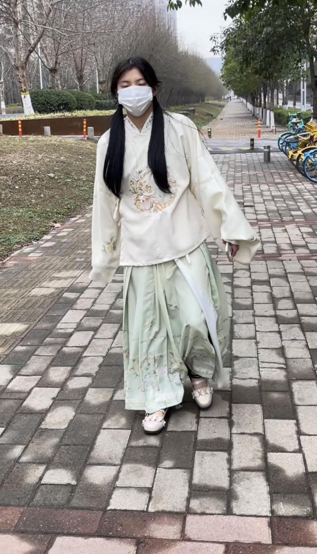 18岁女高的四天镣铐生活（5）戴脚镣从小区走到大街-7