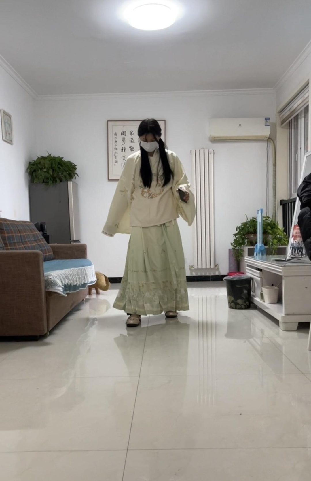 18岁女高的四天镣铐生活（5）戴脚镣从小区走到大街-2