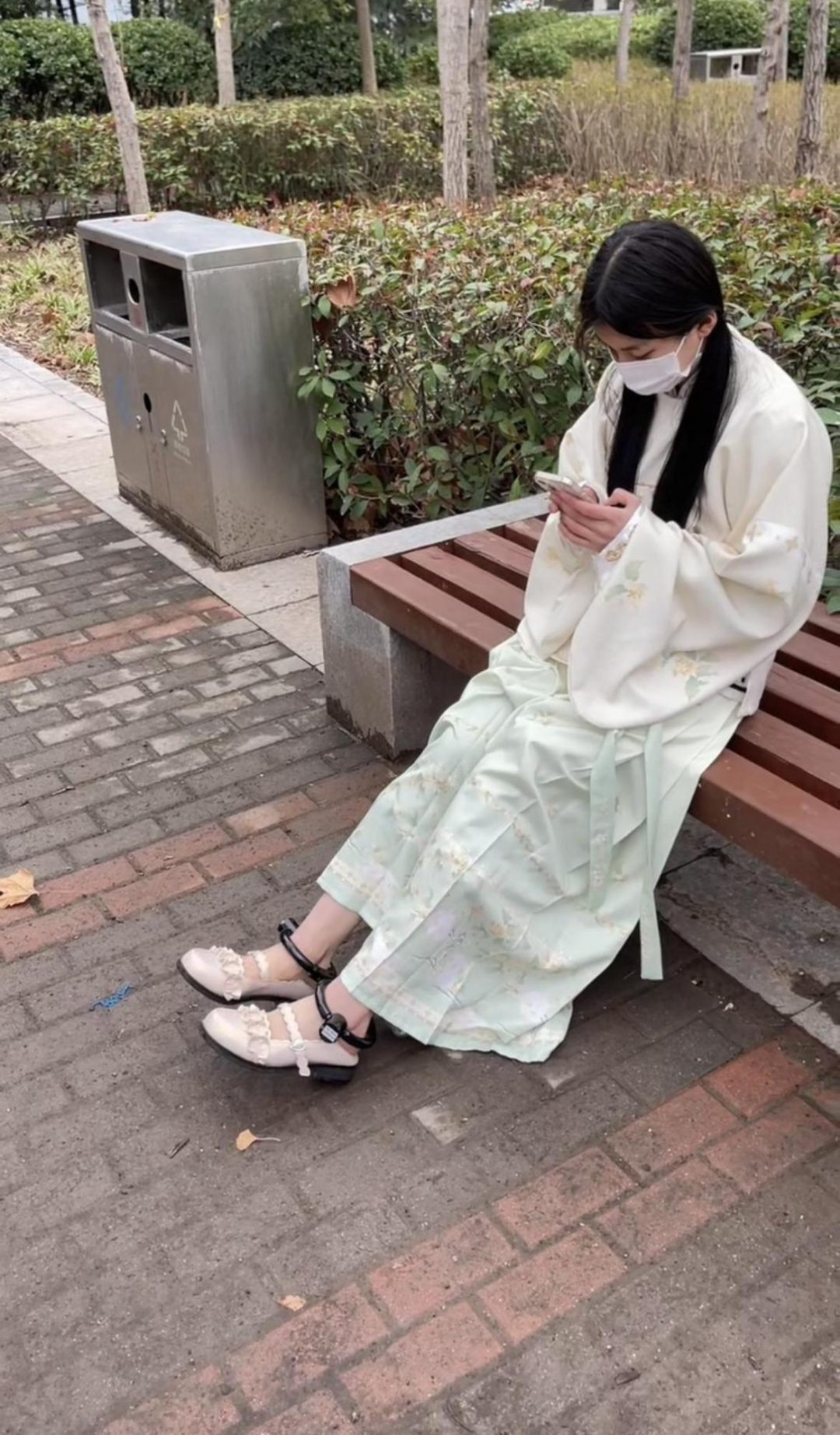 18岁女高的四天镣铐生活（5）戴脚镣从小区走到大街-1