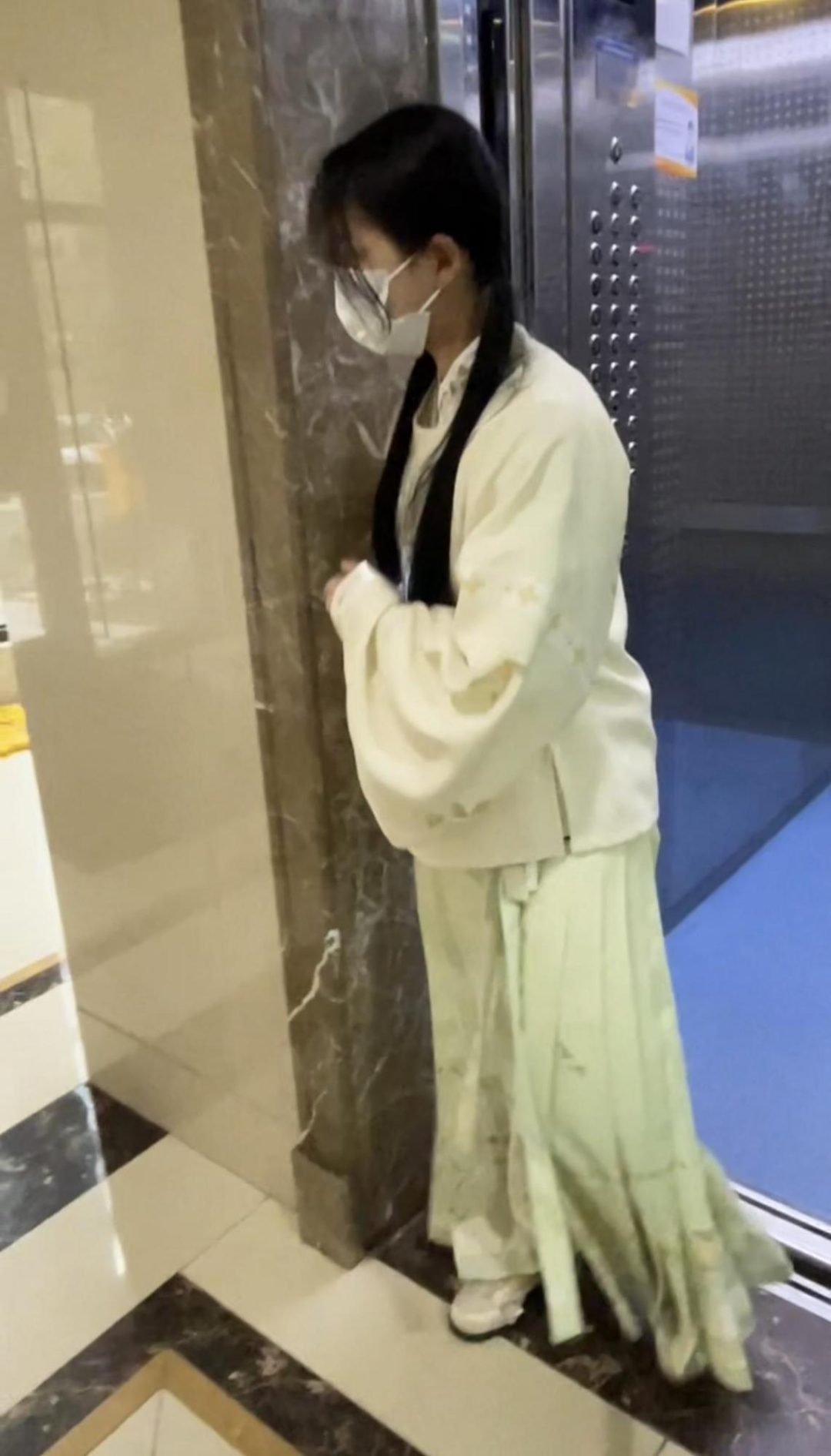 18岁女高的四天镣铐生活（5）戴脚镣从小区走到大街-3
