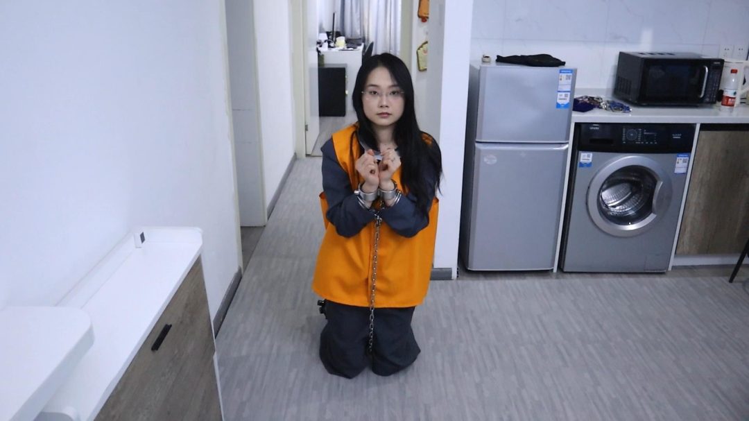 趾间艺束工作室 秘书亚楠贪污 找老同学自首反被羞辱 挠脚挠全身TK 手铐脚铐脚趾-12