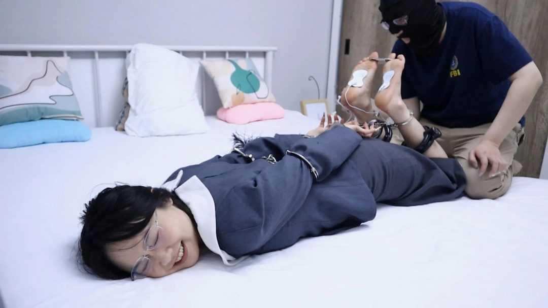 趾间艺束工作室 秘书亚楠贪污 找老同学自首反被羞辱 挠脚挠全身TK 手铐脚铐脚趾-6