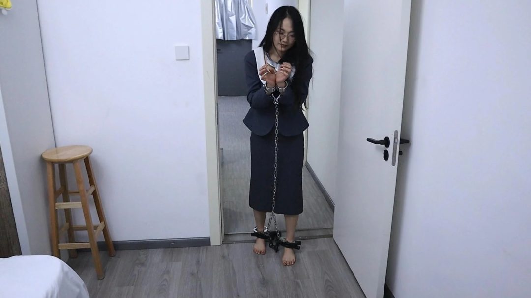 趾间艺束工作室 秘书亚楠贪污 找老同学自首反被羞辱 挠脚挠全身TK 手铐脚铐脚趾-3