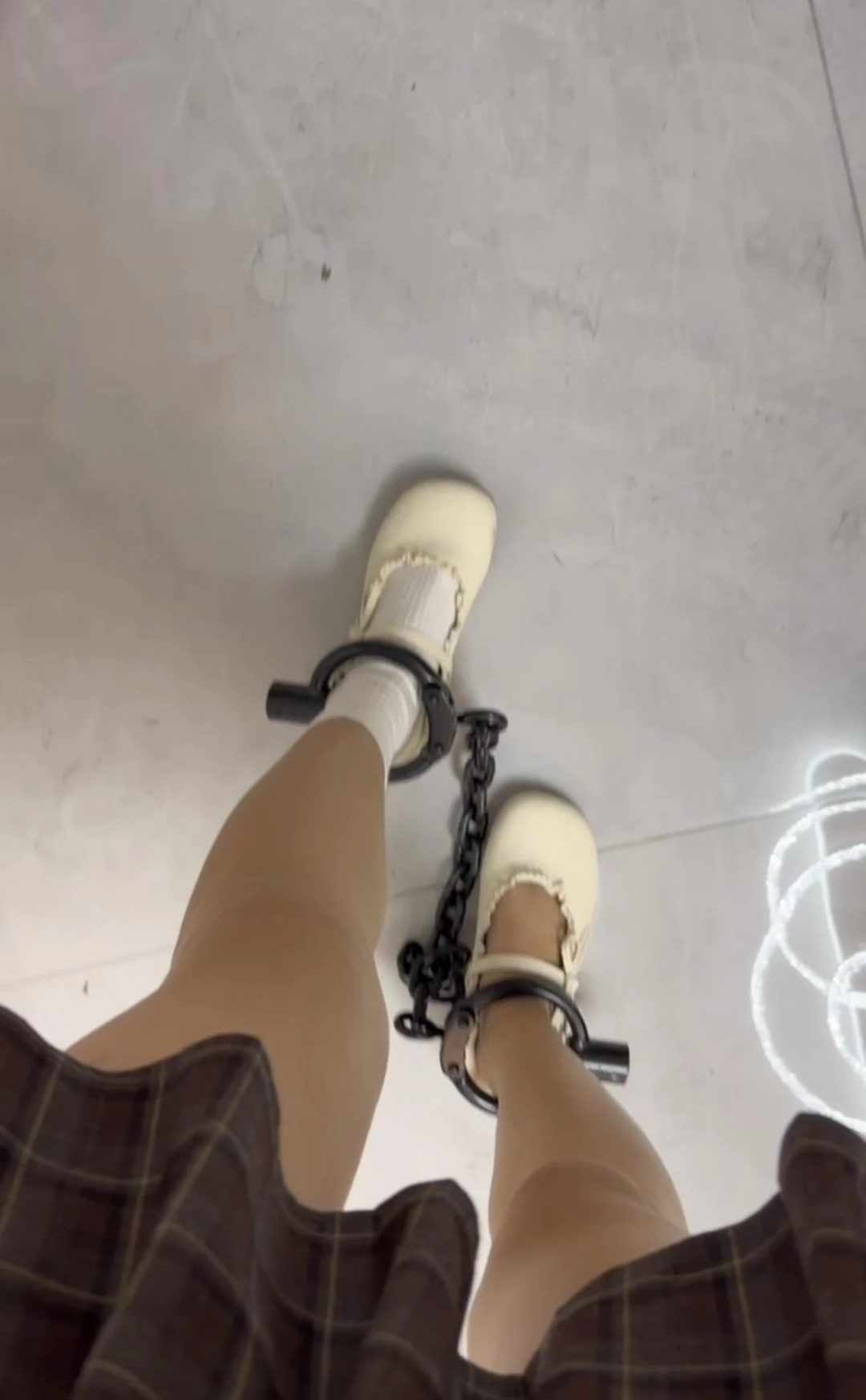 在家体验手铐脚镣的女大学生，初次戴镣铐-4