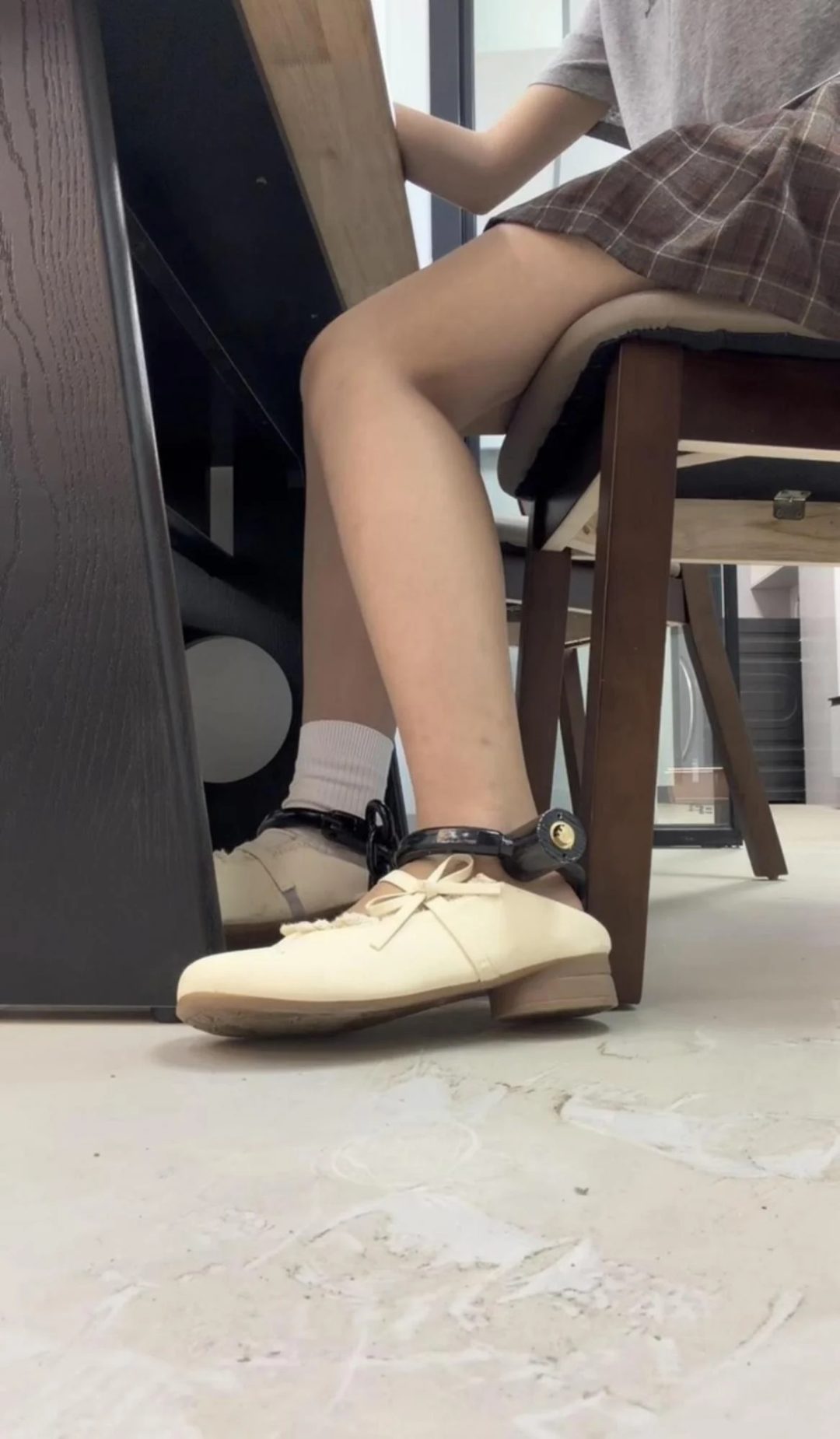 在家体验手铐脚镣的女大学生，初次戴镣铐-5