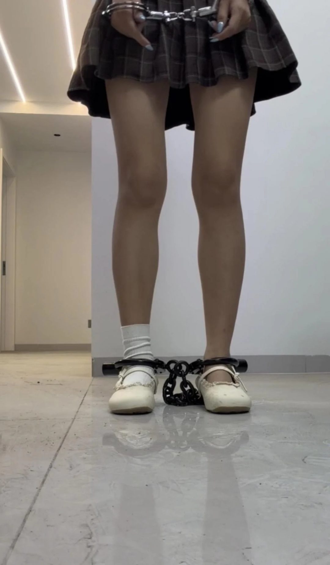 在家体验手铐脚镣的女大学生，初次戴镣铐-7