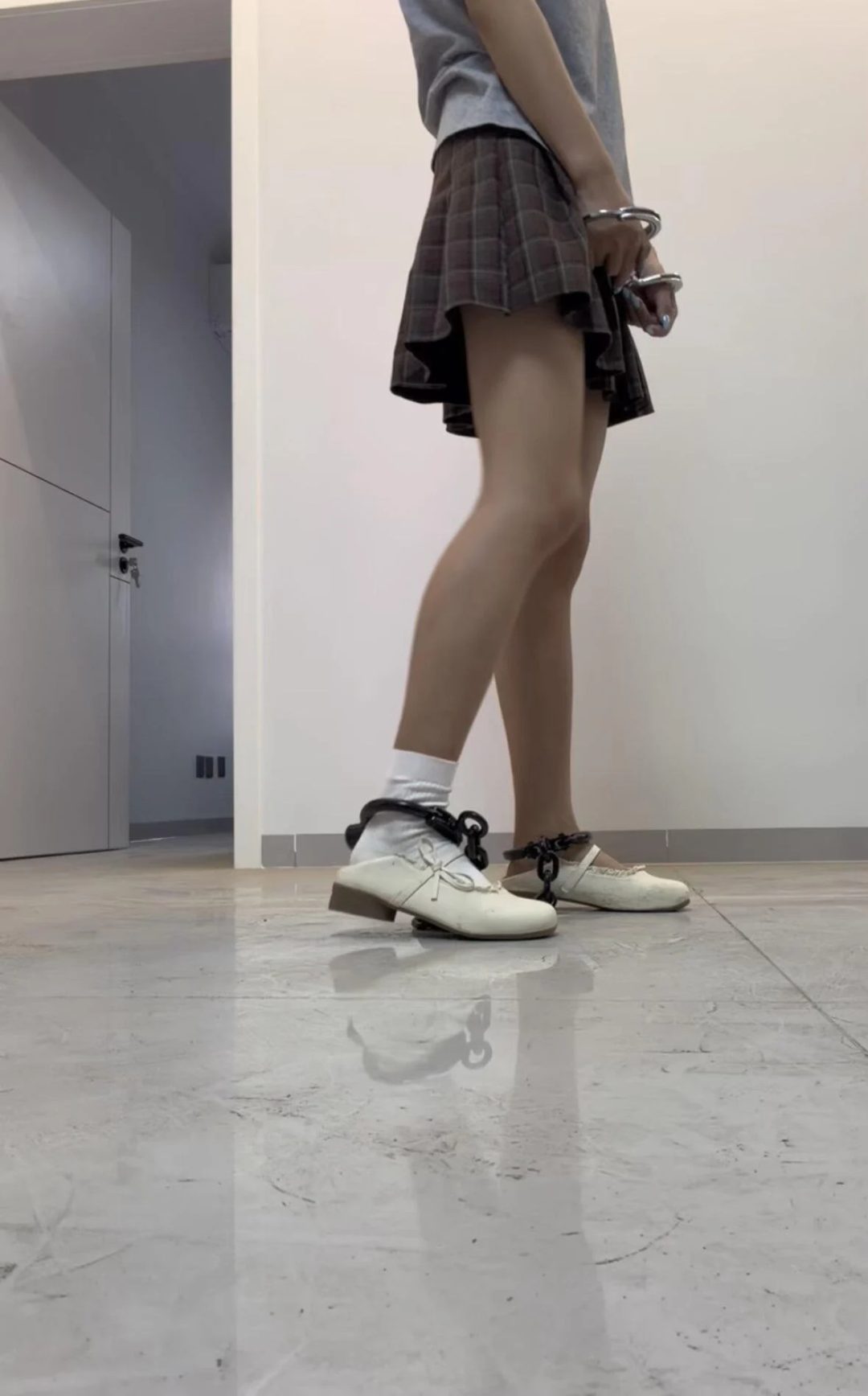 在家体验手铐脚镣的女大学生，初次戴镣铐-2