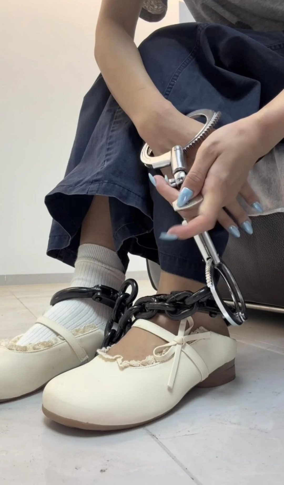 在家体验手铐脚镣的女大学生，初次戴镣铐-1