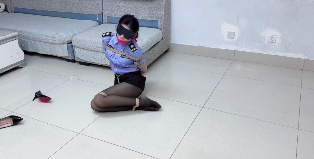 【熊孩子的计谋】女保安被绑成粽子的侦探疯狂扭动流口水 口球 眼罩-2