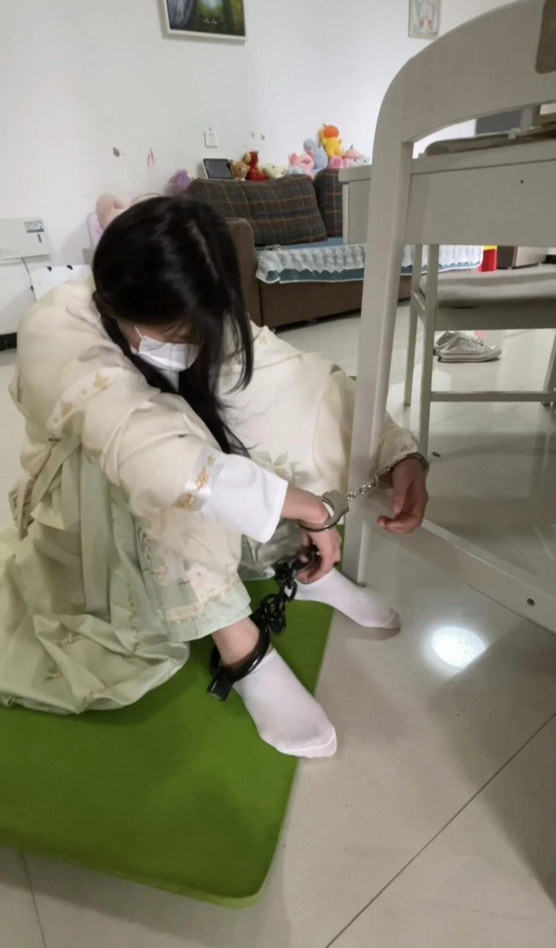 18岁女高的四天镣铐生活（7）驷马紧铐与戴着脚铐逛商场-4