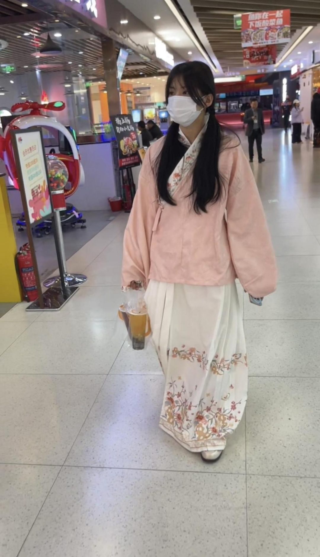18岁女高的四天镣铐生活（7）驷马紧铐与戴着脚铐逛商场-1