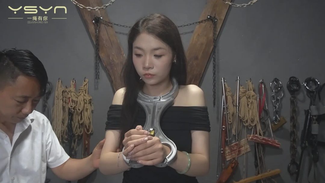 【足上囚钉】女囚青禾卸掉枷锁后手吊起双足戴上两种惩罚囚钉铐子苏秦背剑忍着痛苦不停-1