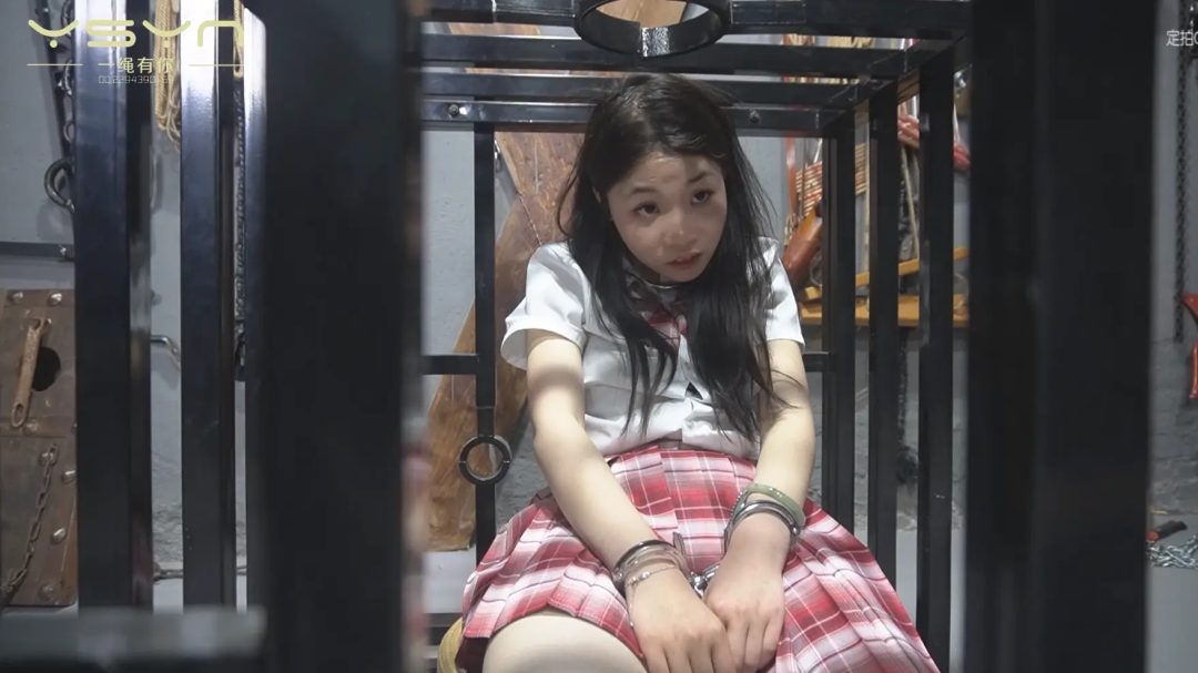 【脱囚】JK女孩遭绑匪捂晕囚禁装麻袋吊起来玩戴上脚镣手铐臂拷装笼子玩被女孩智取打晕-7