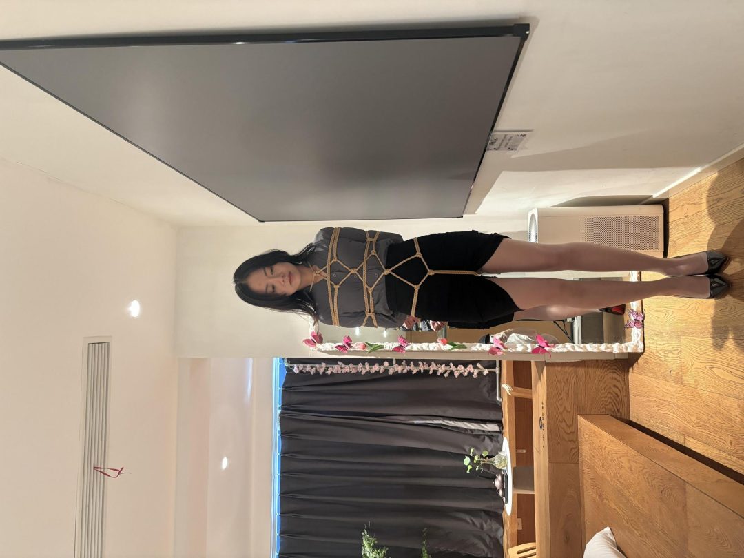 晓楠制服 丝袜堵嘴 高跟鞋 肉丝 眼罩 蒙眼 股绳 TK 口球 捆绑 驷马 挣扎-1