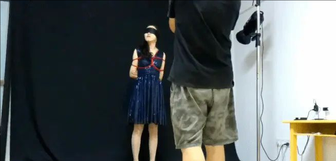 颖儿晚礼服的沉沦，蓝色晚礼服之团缚漏底。168在读大学生颖儿很害羞的模特，本期尝试晚礼服拍摄模特稀里糊涂被骗着拍摄成了紧缚片-5