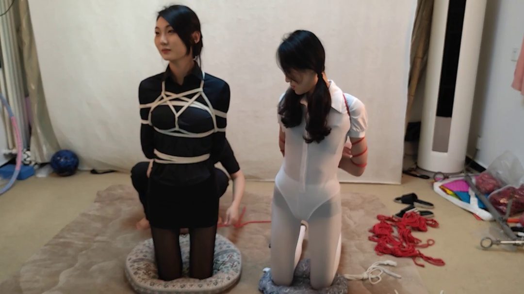 苏樱雅熙 黑白双女股绳拔河比赛 输的接受惩罚-4