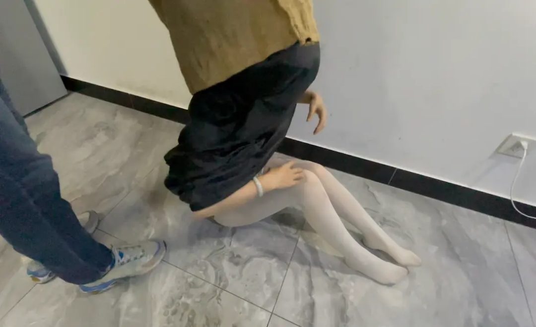 少妇 被塞进皮箱， 套在黑色套袋里 又被套了层麻袋-5